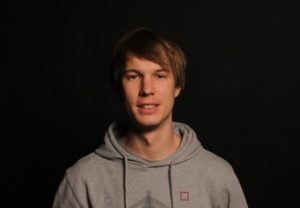 Backpacker Dude Julian Trometer Minimalismus