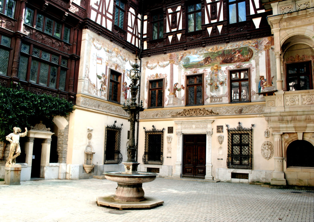 Sonniger Innenhof Peleş